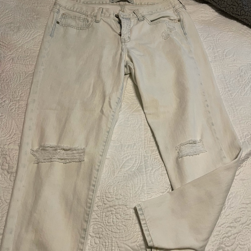 White Abercrombie jeans with knee holes
